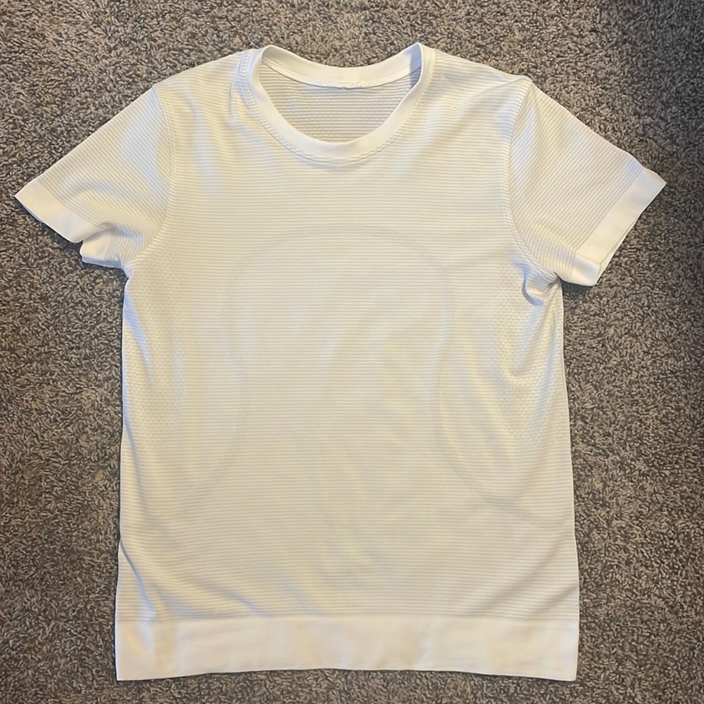 lululemon relaxed fit swiftly tee white size 4 excellent condition.
